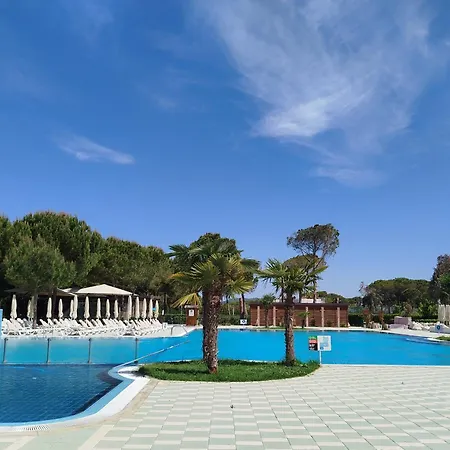 Super Leisure Vila-plazhi San Pietro, Gjiri I Lalezit