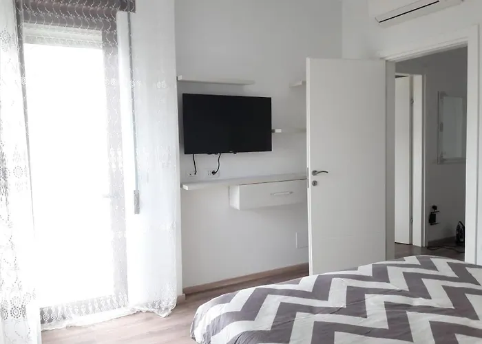 Super Leisure Vila-plazhi San Pietro, Gjiri I Lalezit